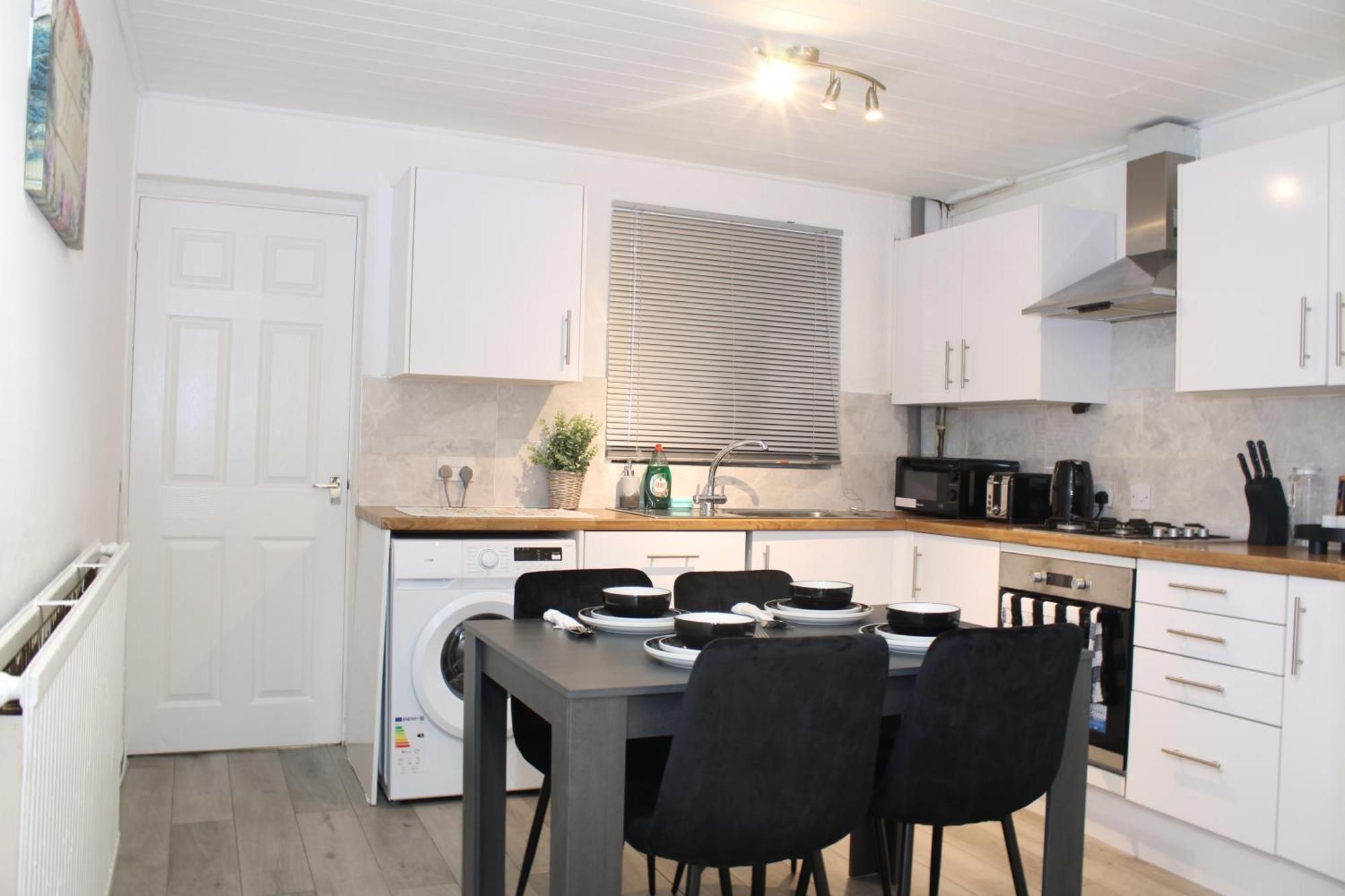 F2S Serviced Apartments 2Bedroom Terrace House With Free Wifi Netflix Suitable For Contractors Walking Distance To Train Station Derby Eksteriør bilde